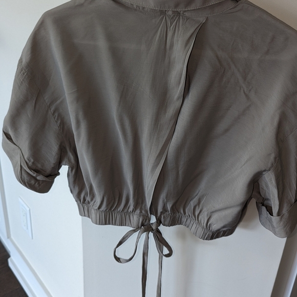 Dynamite crop kaki blouse, elastic waist, short sleeve, open back, drop shoulder - Picture 4 of 6